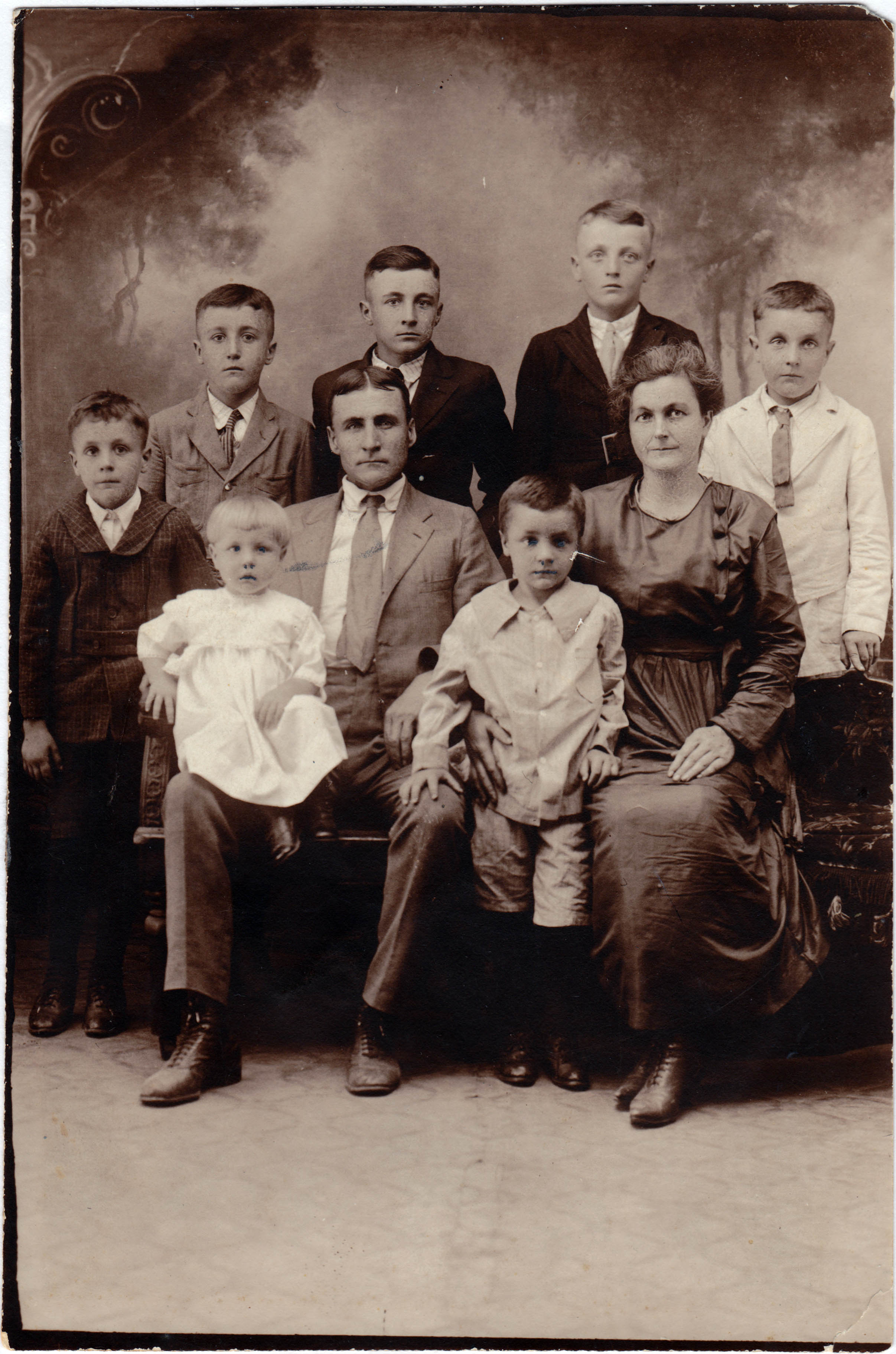 Sam and Lizzie Waller, back row- Sammie, Major, Clifton, Lester, Elmer; front- Maxie, Lones 1918.jpg